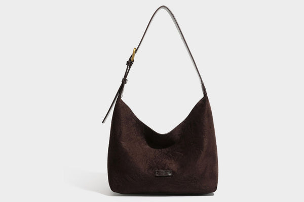 Dunkelbraune, weich fallende Hobo-Schultertasche mit strukturierter Oberfläche in Velourslederoptik, glatten Besätzen in Lederoptik und Details in Antikgoldoptik