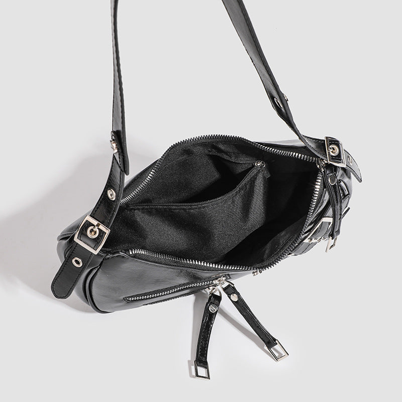 Glänzende schwarze Crescent-Hobo-Schultertasche mit übereinander angeordneten Gürtelschnallen, silberfarbenen Nieten und zwei vorderen Reißverschlusstaschen, Detailansicht 4