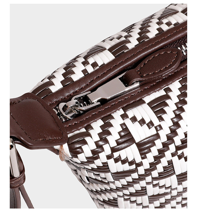 Kleine schwarz-weiße Schultertasche mit gewebtem geometrischem Muster, glatter dunkelbrauner Besatz aus Lederoptik, geknotetem verstellbarem Riemen und seitlichem