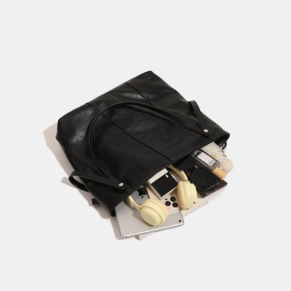 Große, weiche Schultertasche im Tote-Stil aus schwarzer Lederoptik mit zwei flachen Trägern und Nieten in Silberoptik, Detailansicht 3