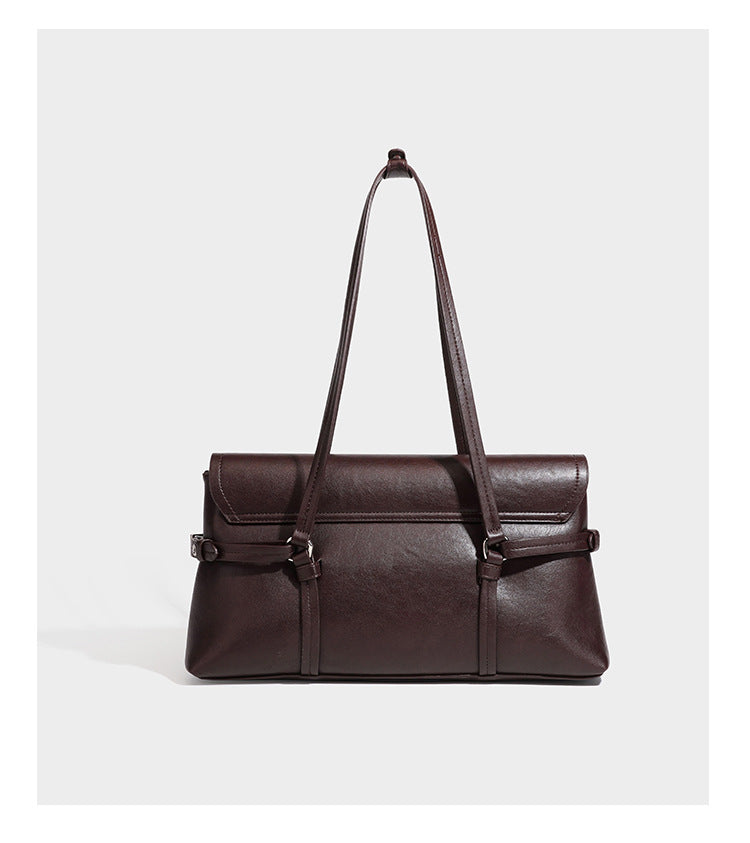 Strukturierte rechteckige Tote-Schultertasche mit Klappenverschluss, Schnallendetail auf der Vorderseite und silberfarbenen Ringbeschlägen in