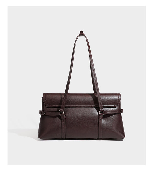 Strukturierte rechteckige Tote-Schultertasche mit Klappenverschluss, Schnallendetail auf der Vorderseite und silberfarbenen Ringbeschlägen in