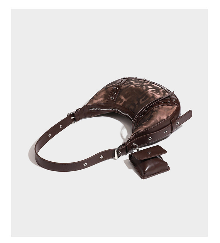 Crescent-Hobo-Schultertasche mit braunem Leopardenprint, silberfarbenen Nieten, Ösenbesatz, verstellbarem Riemen und abnehmbarem Mini