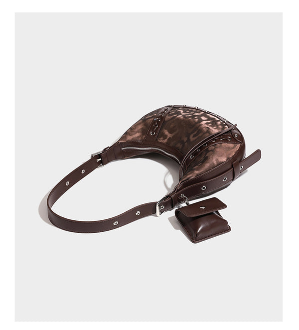 Crescent-Hobo-Schultertasche mit braunem Leopardenprint, silberfarbenen Nieten, Ösenbesatz, verstellbarem Riemen und abnehmbarem Mini