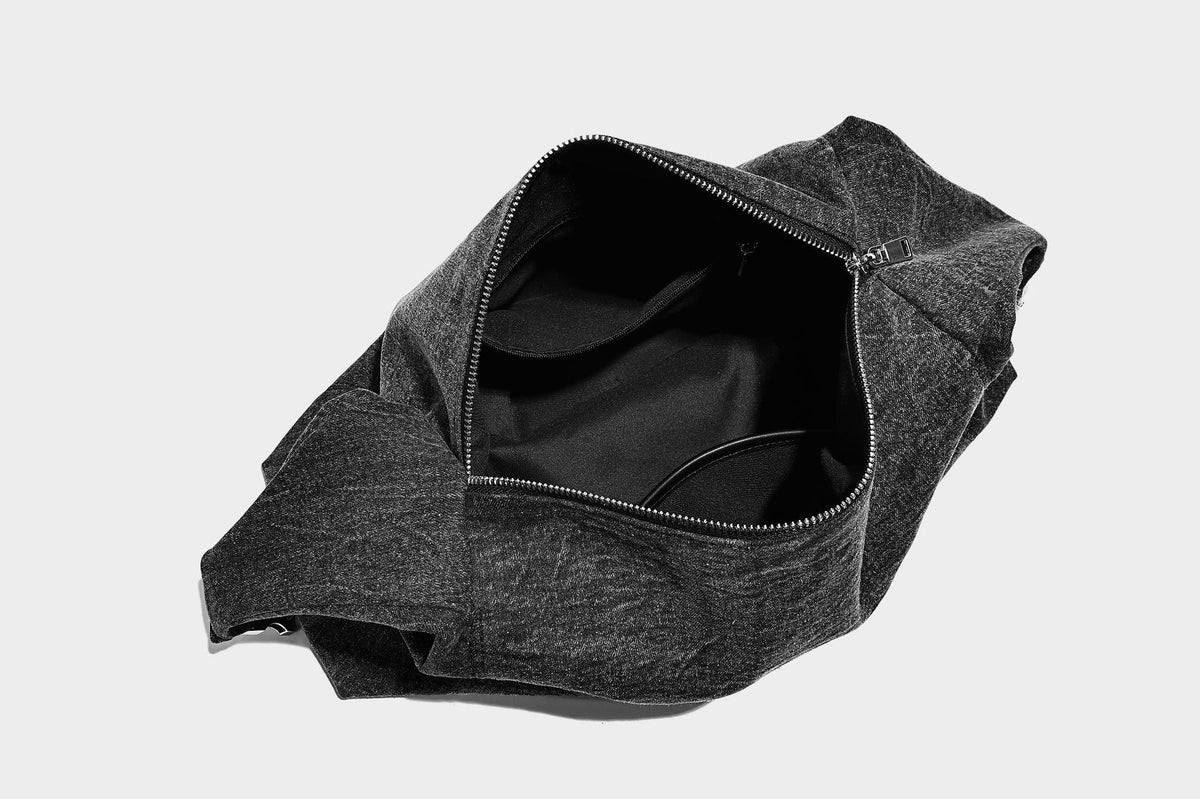 Übergroße, lässig-schlappe Hobo-Schultertasche in Denim-Optik mit breitem verstellbarem Schulterriemen und Reißverschluss oben, Detailansicht 30
