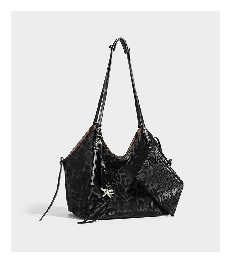 Große, glänzende Hobo-Schultertasche mit Leopardenprint, abnehmbarem Reißverschlusstäschchen und silberfarbenem Seestern-Anhänger, Detailansicht