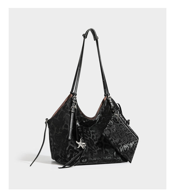 Große, glänzende Hobo-Schultertasche mit Leopardenprint, abnehmbarem Reißverschlusstäschchen und silberfarbenem Seestern-Anhänger, Detailansicht