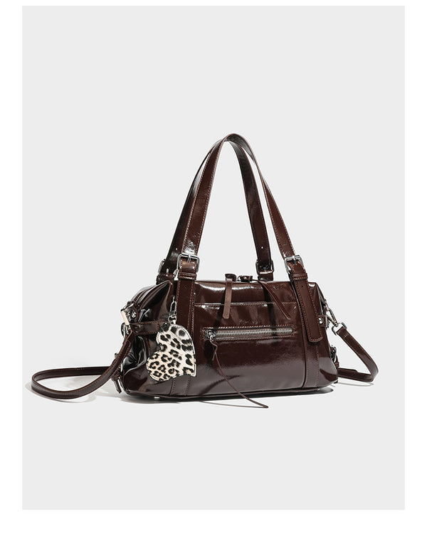 Strukturierte Schultertasche aus glänzendem Lederimitat mit abgerundetem Korpus, silberfarbenen Metalldetails, Reißverschlussfach vorne und Leopardenmuster