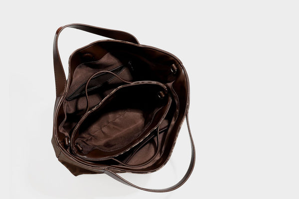 Glänzende Tote-Bag mit Leopardenmuster, dunkelbraunem Besatz in Lederoptik und zwei Tragegriffen, Detailansicht 35