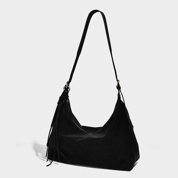 Weiche Hobo-Schultertasche mit matter Oberfläche, Quastenbesatz und goldfarbenen Beschlägen, Vorderansicht