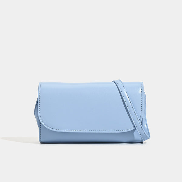 Kleine, strukturierte Crossbody-Tasche in Lederoptik mit Überschlag, Druckknopfverschluss und silberfarbenen Metalldetails, Detailansicht 6