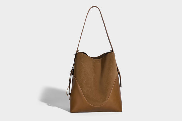 Hohe, matte Beuteltasche mit Veloursleder-Haptik, Band in Lederoptik, silberfarbenen Beschlägen und abnehmbarer Reißverschlusstasche, Detailansicht 17