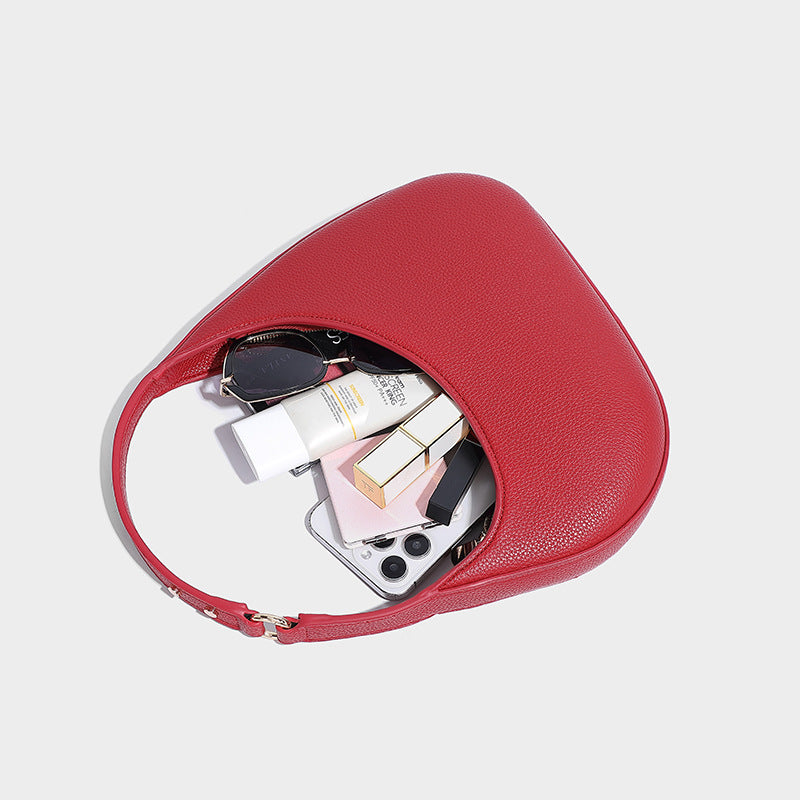 Sichelförmige Halbmond-Hobo-Schultertasche in genarbter Lederoptik mit schmalem Riemen und goldfarbenen Reißverschlussdetails, Detailansicht