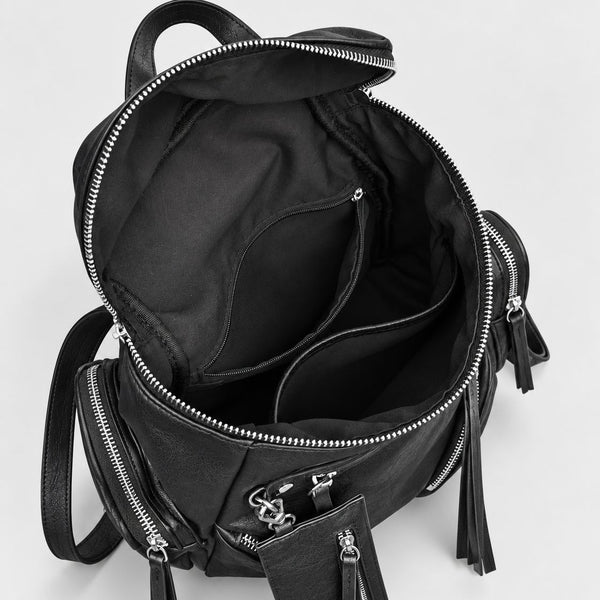 Schwarzer Rucksack in strukturierter Lederoptik mit mehreren Reißverschlussfächern in Silberoptik, Quasten-Zippern und abnehmbarem Mini-Etui