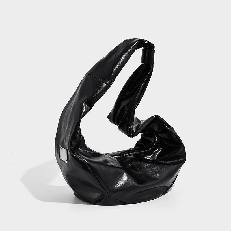 Glänzende, lässig fallende schwarze Hobo-Tasche in Halbmondform mit breitem, integriertem Schulterriemen und silberfarbenem Reißverschluss, Detailansicht 2