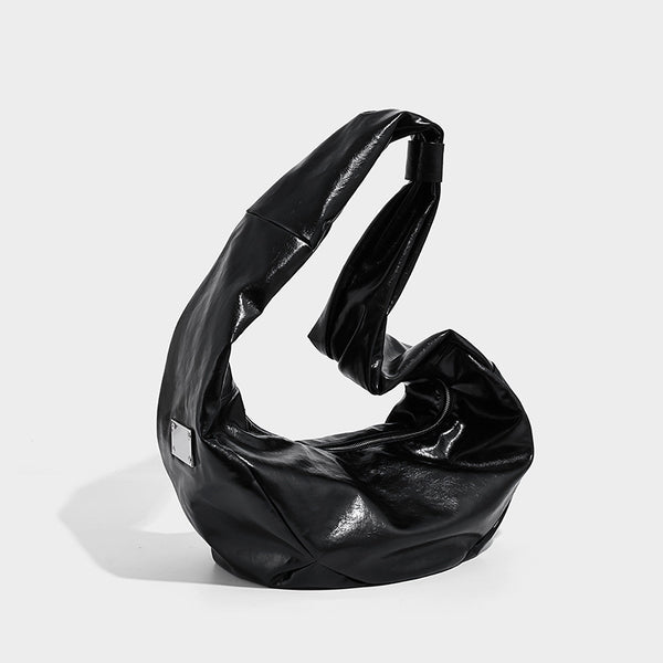 Glänzende, lässig fallende schwarze Hobo-Tasche in Halbmondform mit breitem, integriertem Schulterriemen und silberfarbenem Reißverschluss, Detailansicht 2