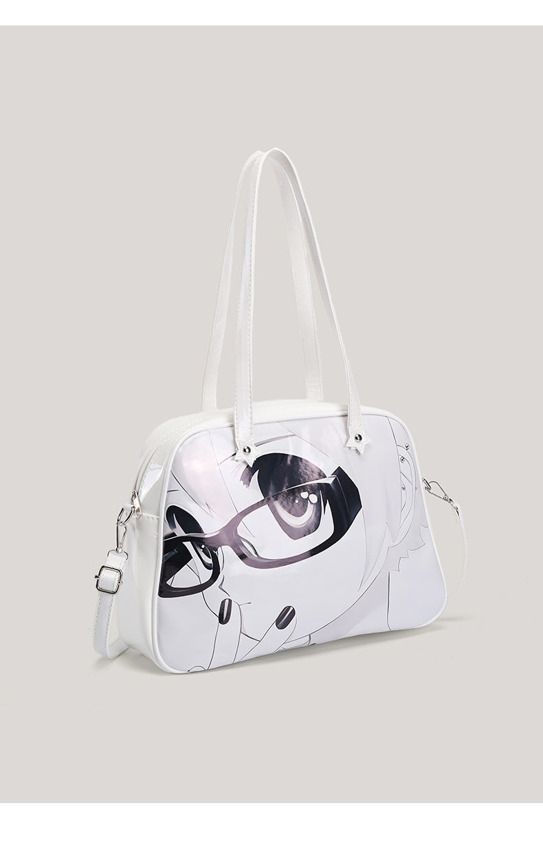 Glänzende weiße strukturierte Tote-Bag mit schwarz-weißem Anime-Gesichtsmotiv, Reißverschluss oben und zwei Henkeln, Detailansicht
