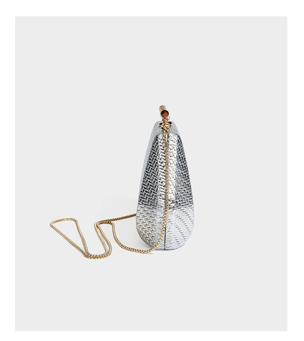 Kleine strukturierte Clutch aus Metallic-Geflecht mit goldfarbenem Bügelverschluss und abnehmbarem Kettenriemen, Detailansicht 14