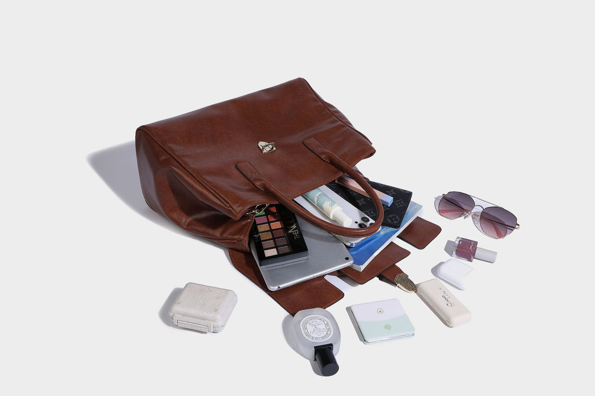 Strukturierte Henkeltasche in glänzender Lederoptik mit Überschlagverschluss, mittigem Riemen, goldfarbenem Drehverschluss und zwei Henkeln
