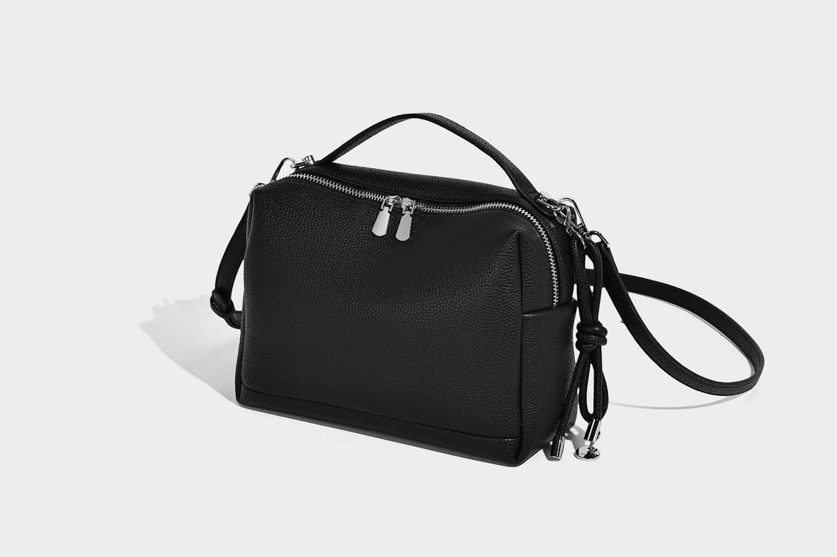 Kleine, strukturierte Crossbody-Tasche mit genarbter Oberfläche, Henkel, Reißverschluss, silberfarbener Hardware und optionalem Quastenanhänger