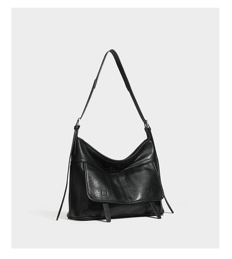 Weich fallende, geräumige Schulter- und Crossbody-Tasche in Lederoptik mit vorderer Klappentasche, Reißverschluss oben und langem verstellbarem Riemen