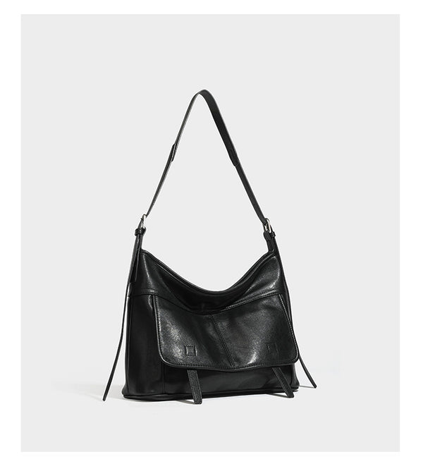 Weich fallende, geräumige Schulter- und Crossbody-Tasche in Lederoptik mit vorderer Klappentasche, Reißverschluss oben und langem verstellbarem Riemen
