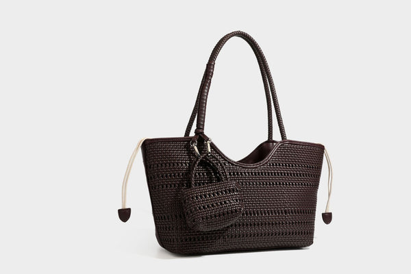Strukturierte Henkeltasche aus geflochtenem Material in Dunkelbraun mit geflochtenen Henkeln, seitlichen Zugbändern und befestigtem Mini-Täschchen aus geflochtenem Material mit