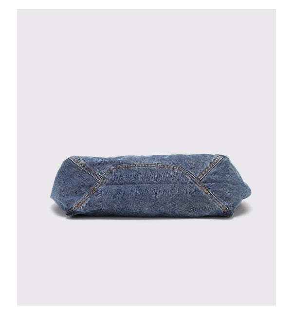 Große Tote-Bag aus verwaschenem blauem Denim mit handschriftlich wirkendem Grafikprint, kontrastierenden orangefarbenen Nähten und langem Stoff-Schulterriemen