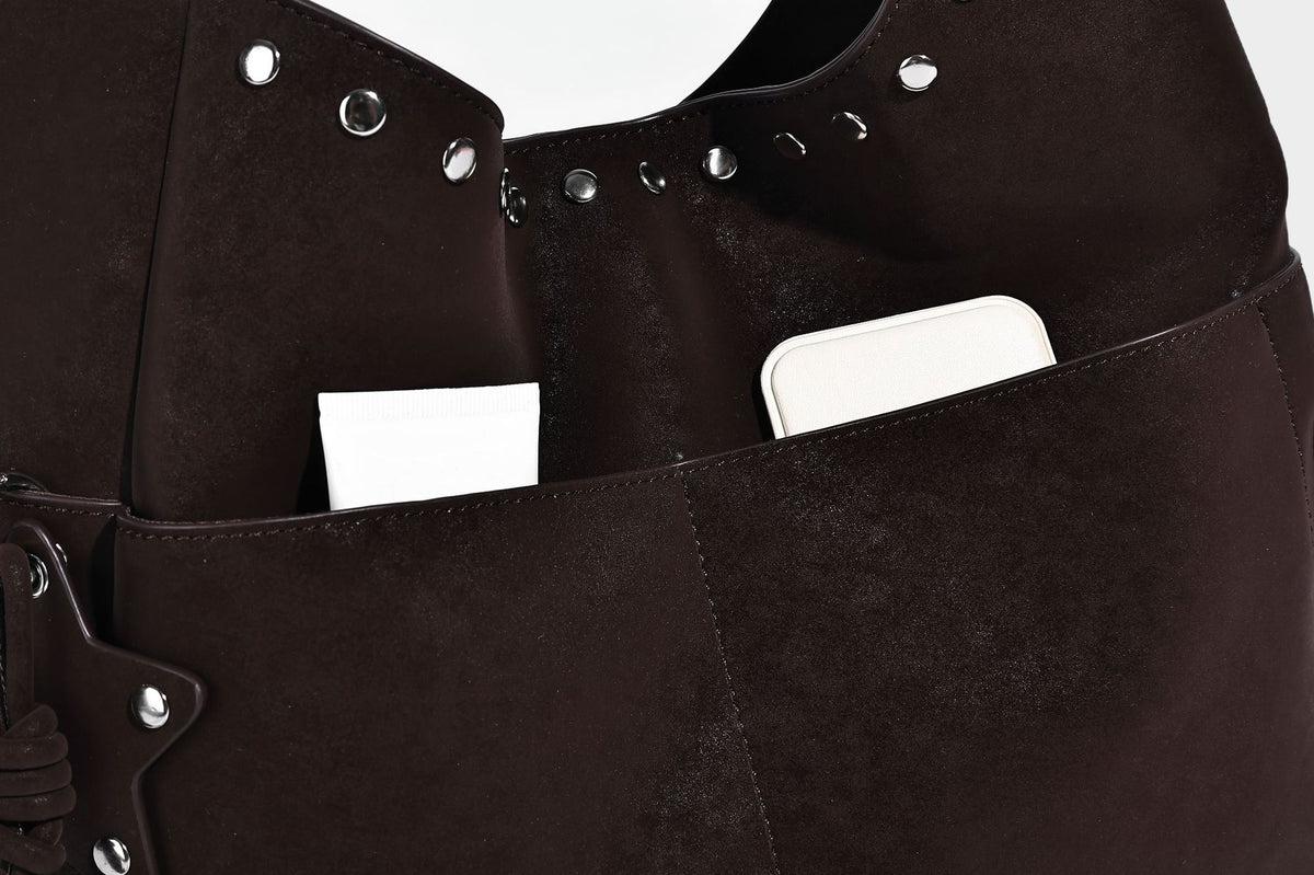 Lässige Hobo-Schultertasche in dunkelbrauner, matter Wildlederoptik mit silberfarbenem, nietenbesetztem Riemen und seitlichem Kordelzug