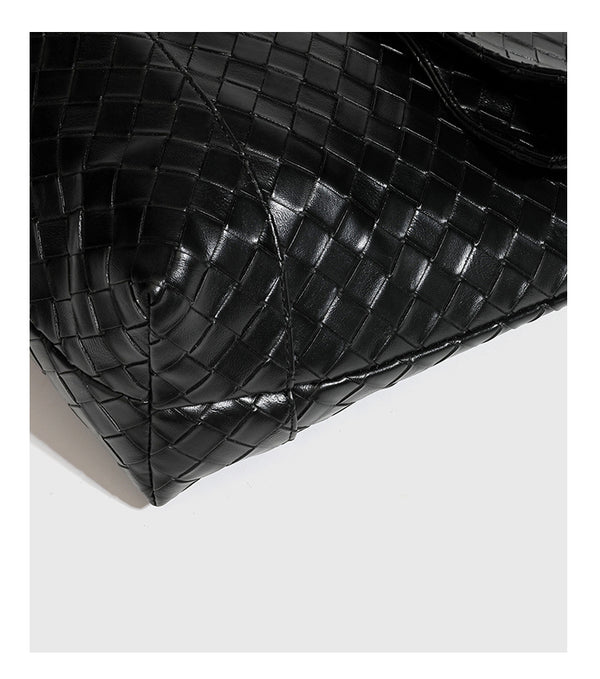 Große schwarze Schultertasche in gewebter Lederoptik mit geflochtenem Tragegriff, Überschlagverschluss und verstellbarem Crossbody-Riemen, Detailansicht