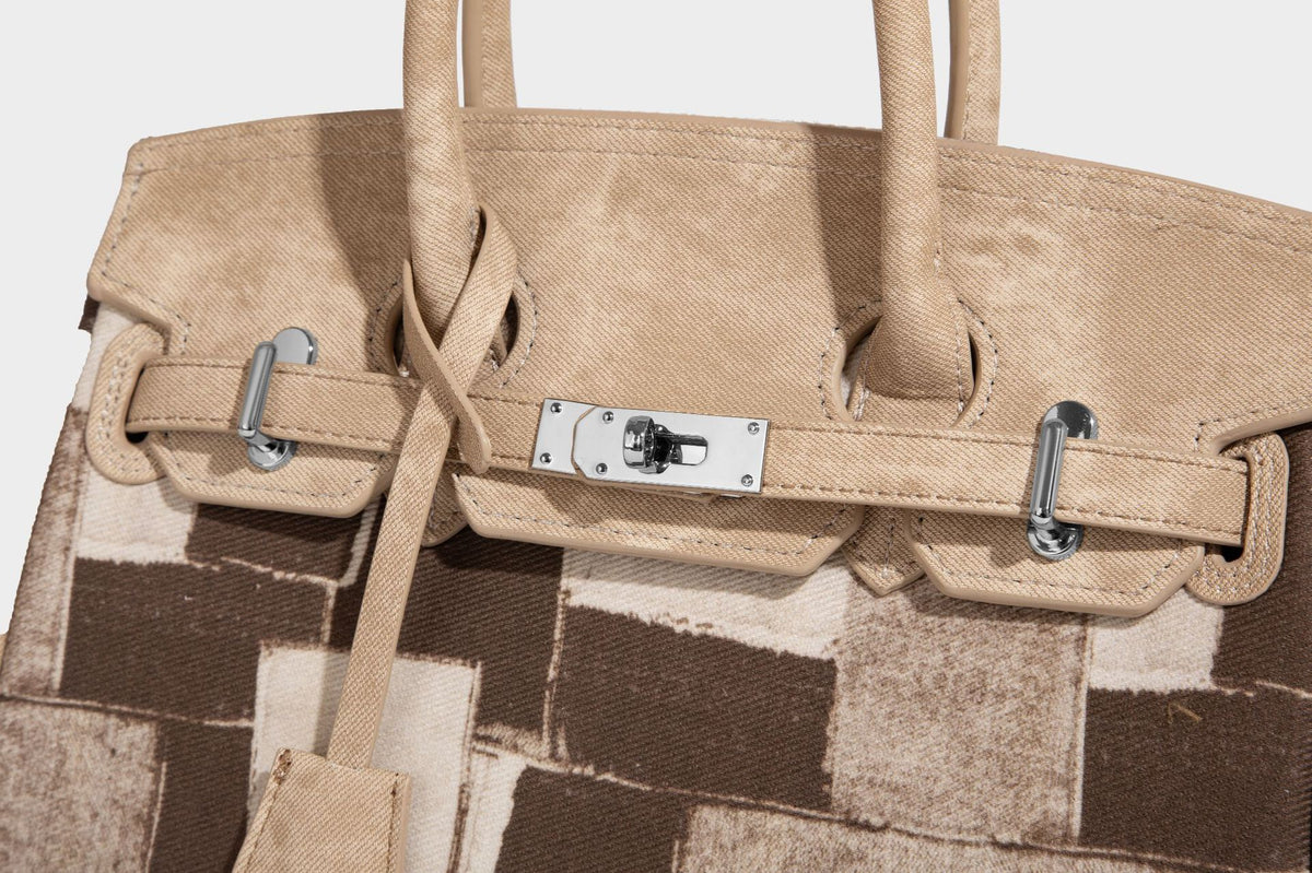 Strukturierte Patchwork-Henkeltasche mit zwei Tragegriffen, Klappverschluss mit Drehverschluss und silberfarbenen Beschlägen, Detailansicht 21