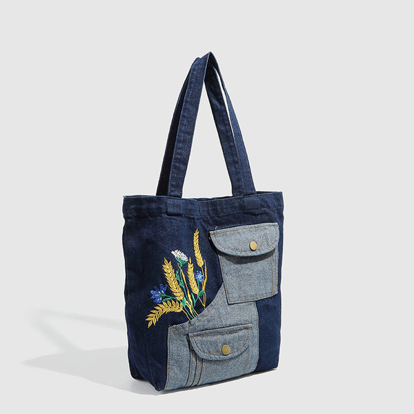 Schulter-Shopper aus marineblauem und hellblauem Patchwork-Denim-Canvas mit Weizen- und Wildblumenstickerei sowie Druckknopf in Antikgoldoptik