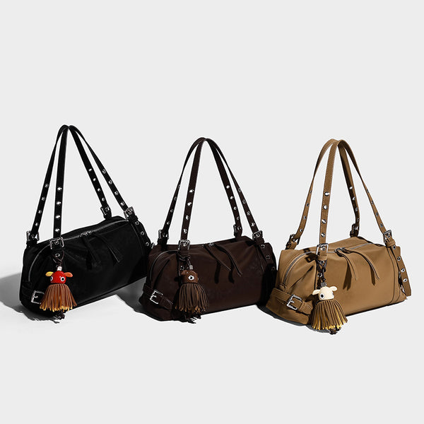 Lässige Barrel-Schultertasche in Dunkelbraun mit Riemen mit silberfarbenen Ösen, Reißverschluss oben, seitlichen Schnallenbeschlägen und Quaste