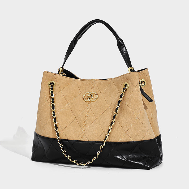 Gesteppte zweifarbige Schulter-Tote-Bag mit goldfarbener Kettenriemen und ineinandergreifendem Ringemblem im Colorblocking aus Apricot und Schwarz, Vorderansicht
