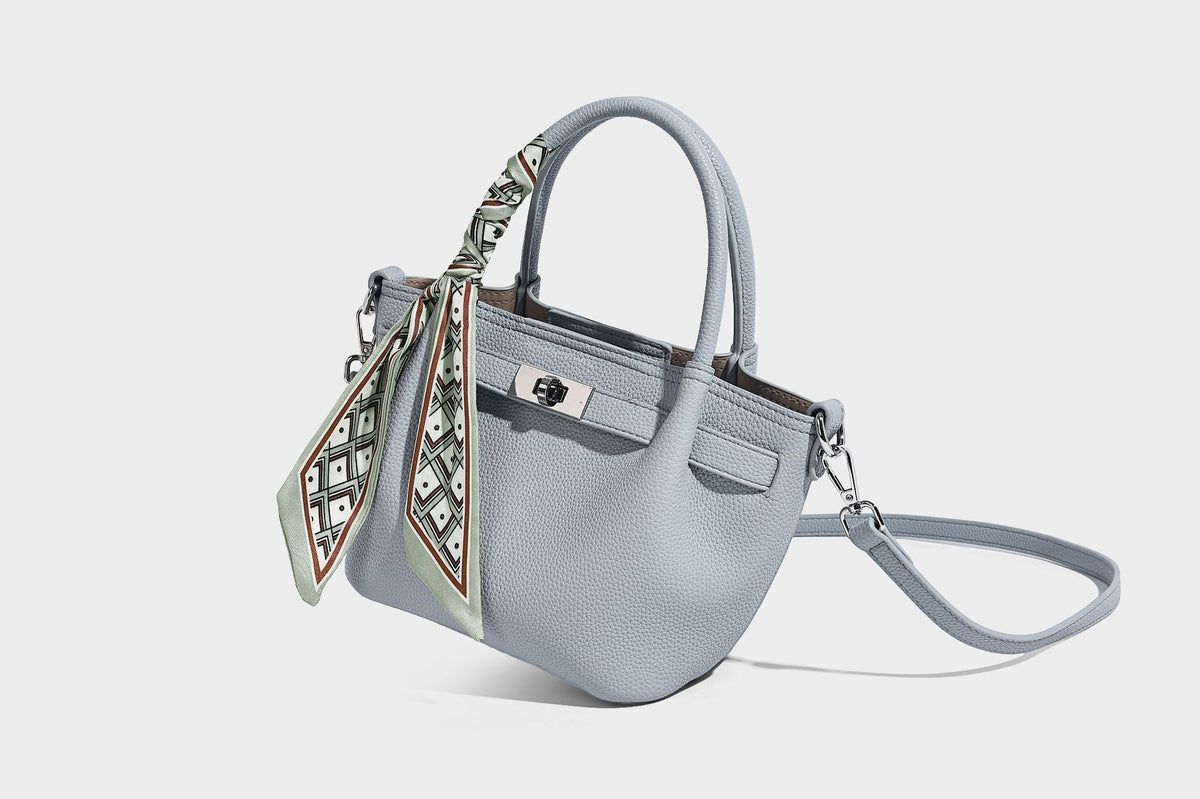 Kleine strukturierte Henkeltasche aus genarbtem Material in Taupe mit zwei Henkeln, bedrucktem Schalband, vorderem Drehverschluss und, Detail