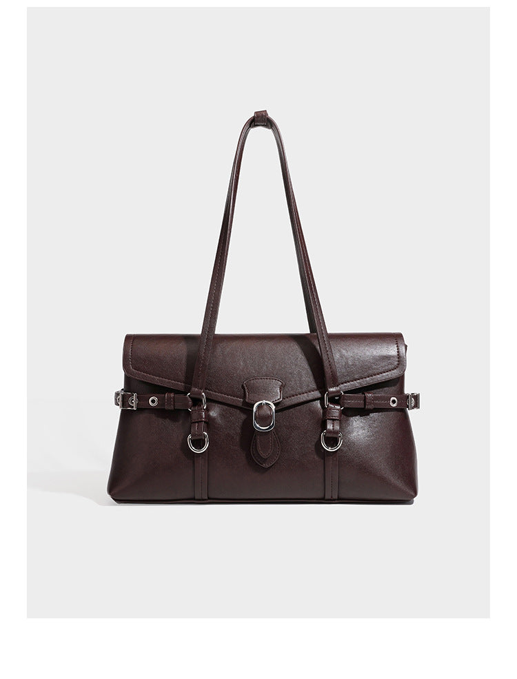Strukturierte rechteckige Tote-Schultertasche mit Klappenverschluss, Schnallendetail auf der Vorderseite und silberfarbenen Ringbeschlägen in