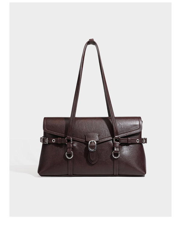 Strukturierte rechteckige Tote-Schultertasche mit Klappenverschluss, Schnallendetail auf der Vorderseite und silberfarbenen Ringbeschlägen in