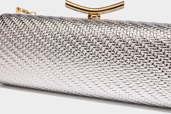Strukturierte metallische Abend-Clutch mit gewebter Optik, geschwungenem goldfarbenem Kiss-Lock-Verschluss und abnehmbarem schmalem goldfarbenem Kettenriemen