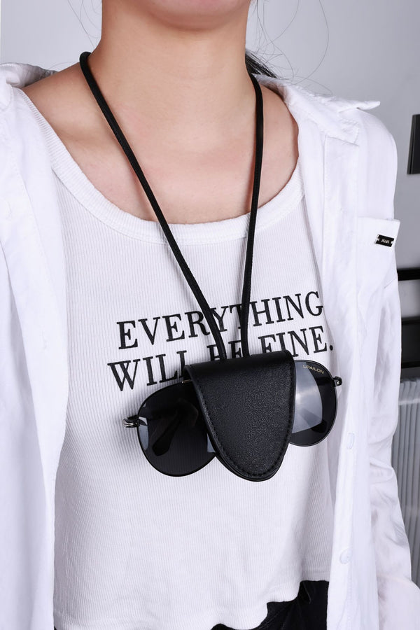 Kleine, strukturierte Tote-Bag mit offenem Design in Dunkelbraun und matter Wildlederoptik, mit schwarzen geknoteten Tragegriffen und befestigtem Front