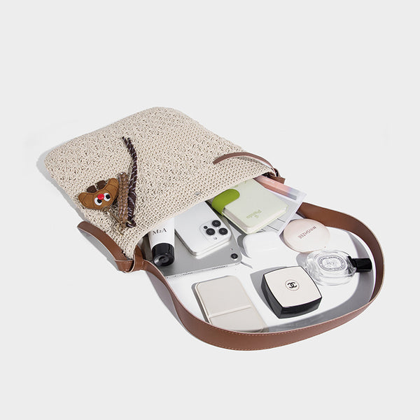 Weich fallende, gewebte Häkeltasche mit verstellbarem Riemen in Cognac mit Lederoptik und Druckknopfverschluss, Detailansicht 4