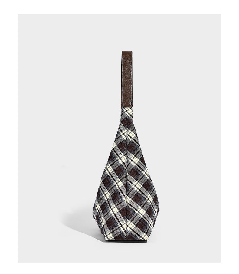 Lässige Hobo-Schultertasche in dunkelbraunem, cremefarbenem und grauem Karomuster mit dunkelbraunen Details in Lederoptik und einem langen Schulterriemen