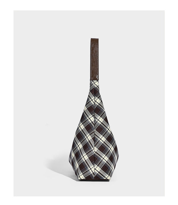 Lässige Hobo-Schultertasche in dunkelbraunem, cremefarbenem und grauem Karomuster mit dunkelbraunen Details in Lederoptik und einem langen Schulterriemen