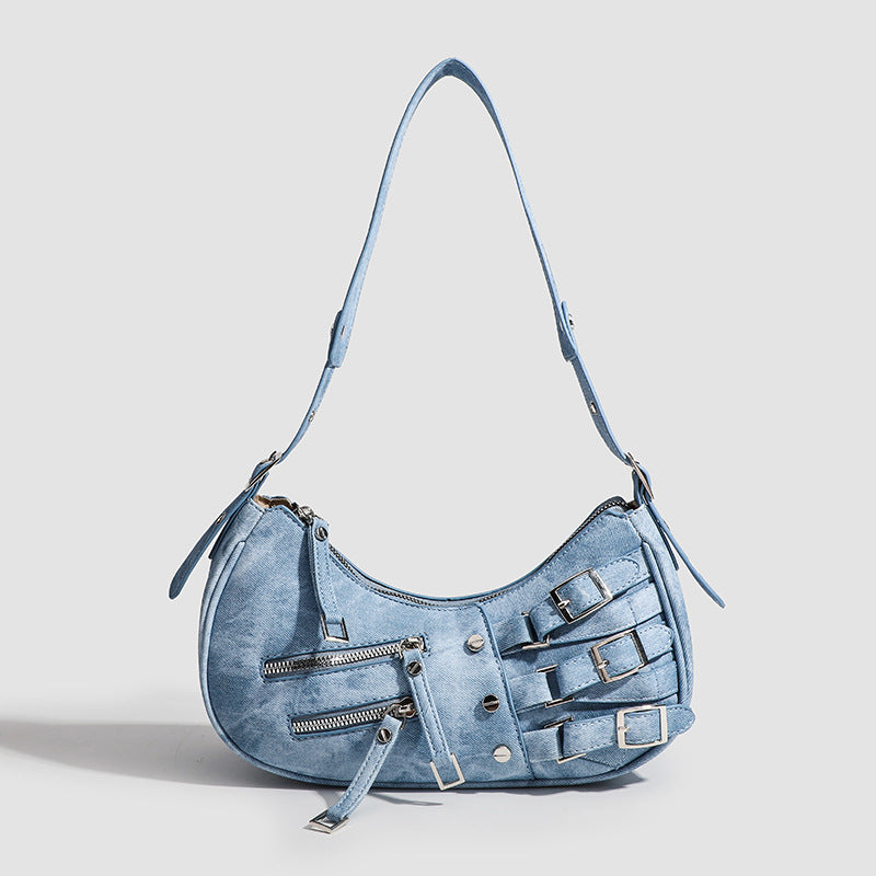 Glänzende schwarze Crescent-Hobo-Schultertasche mit übereinander angeordneten Gürtelschnallen, silberfarbenen Nieten und zwei vorderen Reißverschlusstaschen, Detailansicht 8