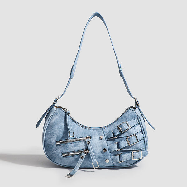 Glänzende schwarze Crescent-Hobo-Schultertasche mit übereinander angeordneten Gürtelschnallen, silberfarbenen Nieten und zwei vorderen Reißverschlusstaschen, Detailansicht 8