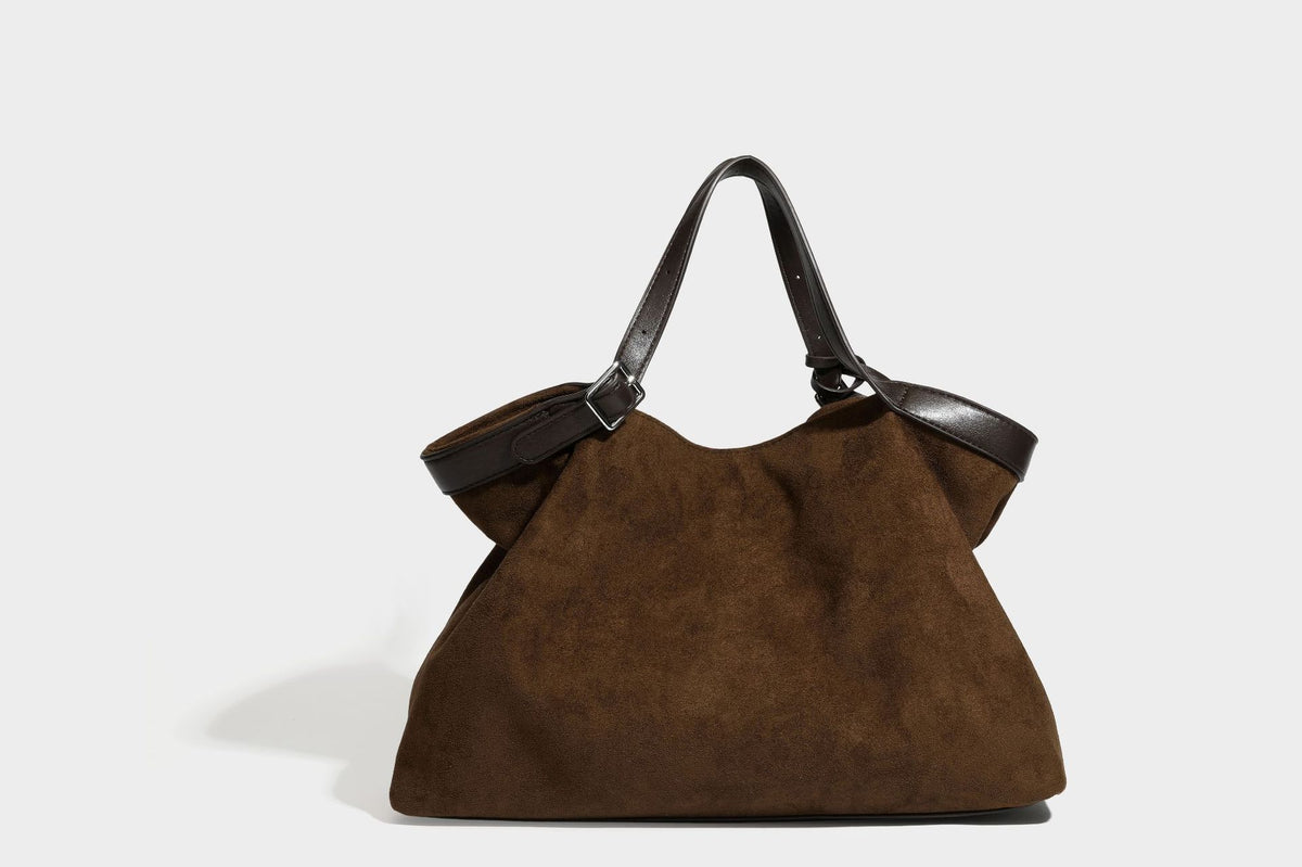 Große, weich fallende Tote aus Wildlederoptik in warmem Braun mit dunklen glatten Besätzen, zwei Tragegriffen, abnehmbarem Reißverschluss-Etui und, Detail