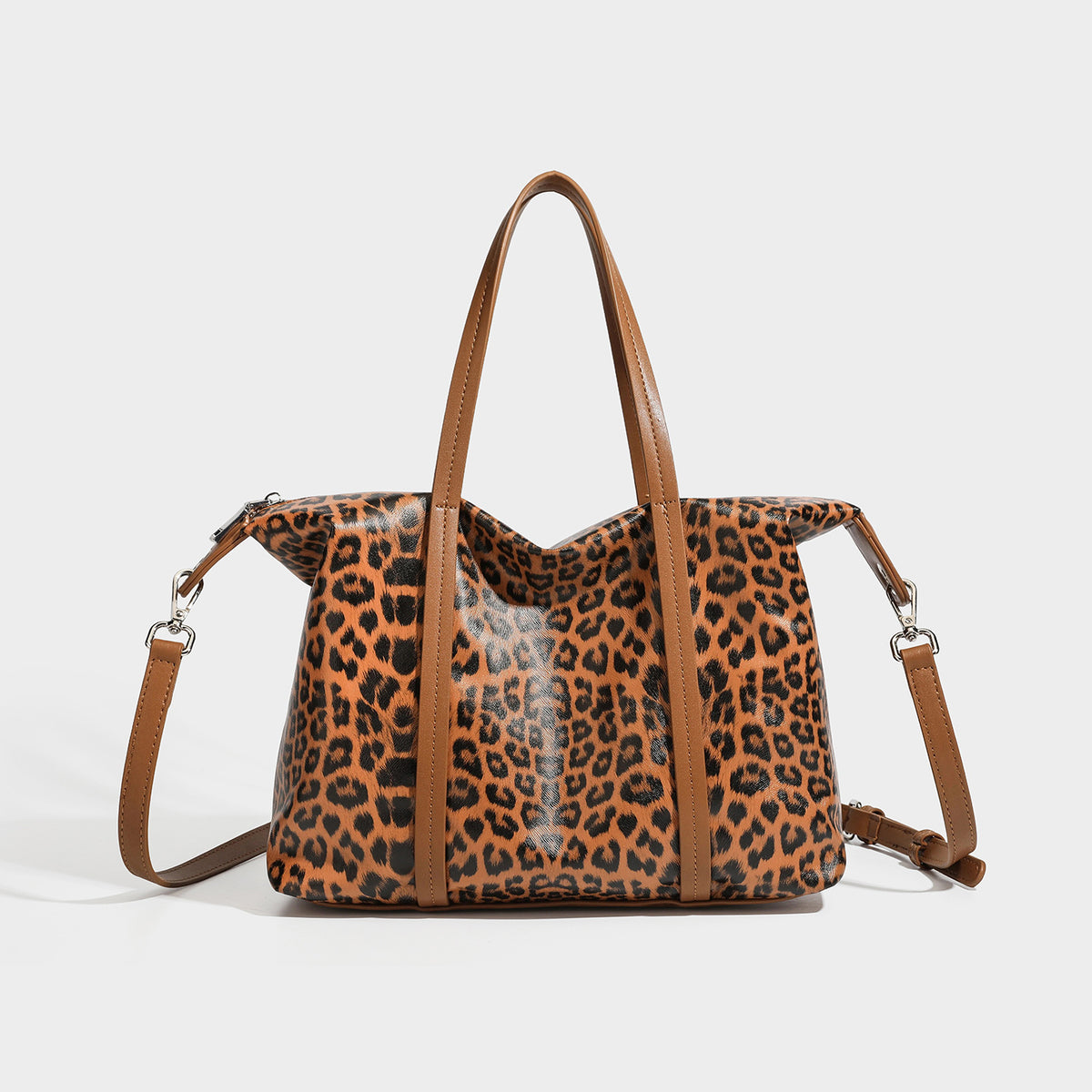 Glänzende Tote-Bag in Lederoptik mit Leopardenmuster, schwarzer Einfassung, Reißverschluss und zwei Schulterhenkeln, Detailansicht 8