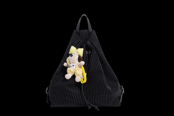 Schwarze wandelbare Rucksack-Handtasche mit Nadelstreifen, Kordelzugverschluss, Tragegriff aus Lederimitat und matten Metallbeschlägen, Detailansicht