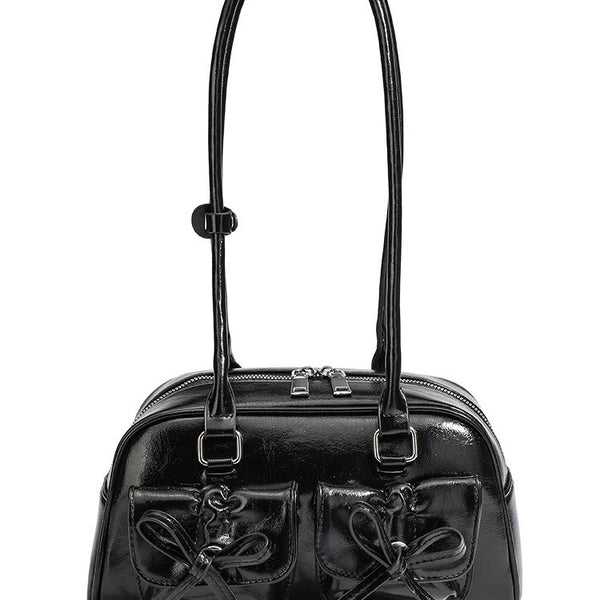 Kompakte Schultertasche aus glänzender Lederoptik mit vorderen Taschen und Schleifen-Kordelzug, Reißverschluss oben, zwei Tragegriffen und, Detailansicht