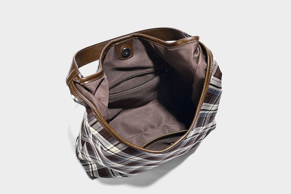 Lässige Hobo-Schultertasche in dunkelbraunem, cremefarbenem und grauem Karomuster mit dunkelbraunen Besätzen in Lederoptik und einem einzelnen langen Schulterriemen