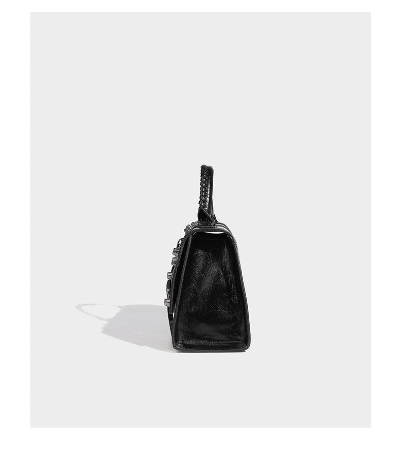 Strukturierte Trapez-Handtasche mit silberfarbenen Nieten, B-Logo-Verschluss, geflochtenem Tragegriff und abnehmbarem Schulterriemen
